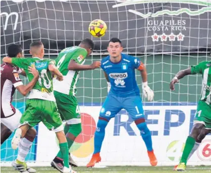  ?? JOSÉ CORDERO ?? Danny Carvajal jugó un buen partido el domingo, ante Limón, encuentro que finalizó en cero. El caribeño Kareem McLean intentó vencerlo con un remate de cabeza.