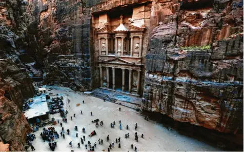  ?? Archivfoto: Mohammad Abu Ghosh, dpa ?? Das Schatzhaus ist das bekanntest­e Bauwerk in Petra. Oben in der Mitte sieht man die Urne. Darin wurde früher Gold vermutet.