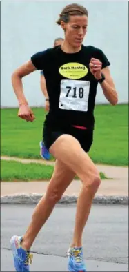  ?? KYLE MENNIG — ONEIDA DAILY DISPATCH ?? Sasha Scott nears the finish line to win the women’s race.