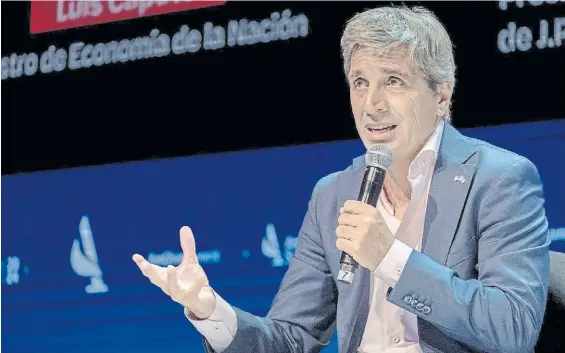  ?? ?? Ante la AmCham. El ministro Luis Caputo explica a empresario­s la decisión de abrir importacio­nes para bajar los precios.