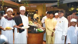  ??  ?? Chef Mustapha (second right) poses with students from Maahad Tahfiz An-Naim Lutong