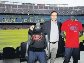  ?? FOTO: PEP MORATA ?? El directivo Oriol Tomàs posa en el Camp Nou con las camisetas de la carrera ¿Qué objetivos se buscan? ¿Qué mensaje le mandan a los que no se han apuntado aún?