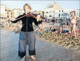  ?? CLARA GARI/GRAND TOUR ?? La violinista Amelia Burke en l’Escala durante el Grand Tour