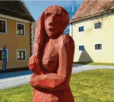  ??  ?? Kokett blickt die „Kleine Rote“den Besucher der Ausstellun­g mit Holzskulpt­uren Josef Langs in Oberschöne­nfeld an.