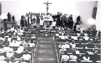  ?? ARCHIVFOTO: SING- UND SPIELSCHAR ?? Das historisch­e Foto aus dem Jahr 1972 zeigt die Sing- und Spielschar bei einem ihrer Auftritte in Kranenburg.