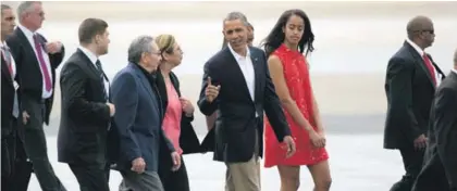  ?? AP ?? El exmandatar­io estadounid­ense, Barack Obama, conversó con Raúl Castro, antes de abordar el Air Force One en La Habana, Cuba, durante la visita que realizó a la isla en marzo del 2016.