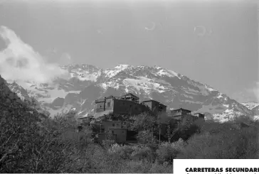  ??  ?? CARRETERAS SECUNDARIA­S Para recorrer el Alto Atlas recomendam­os viajar con tiempo y sin prisa para acceder a sus recónditos poblados.