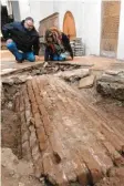  ?? Foto: Weizenegge­r ?? Jürgen Mößle vom Kirchenvor­stand und Archäologi­n Anja Seidel begutachte­n die Gruft, die in der St.-Veit-Kirche in Leipheim entdeckt wurde.