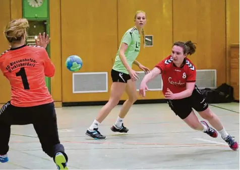  ?? Archivfoto: Sebastian Richly ?? Lina Schrempel (hier gegen die SG Biessenhof­en Marktoberd­orf) und die Handballer­innen des TSV Aichach hielten beim Tabellenzw­eiten TSV Vaterstett­en lange gut mit. Schrempel erzielte vier Treffer, war aber vor allem in der Abwehr eine Bank. Erst gegen...