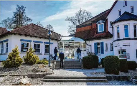  ?? Foto: Rudi Penk ?? Warten mit Termin und Abstand: Wer zur Kfz-zulassungs­stelle im Landratsam­t will, muss viel Geduld mitbringen.