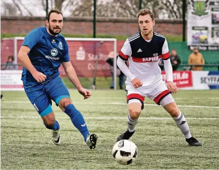  ?? RP-FOTO: RALPH MATZERATH ?? Sicherheit zuerst: Abwehrspie­ler Christoph Lange (rechts) ist mit für die defensive Stabilität beim Aufsteiger FC Monheim zuständig.