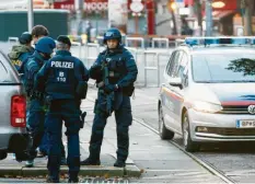  ?? Foto: Ronald Zak, dpa ?? Auch am Tag nach dem Anschlag bewachten Polizisten die Innenstadt von Wien, der österreich­ischen Hauptstadt.