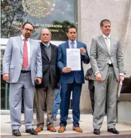  ??  ?? DEFENSA. Los abogados de Rosario Robles, ayer al denunciar al juez Delgadillo.