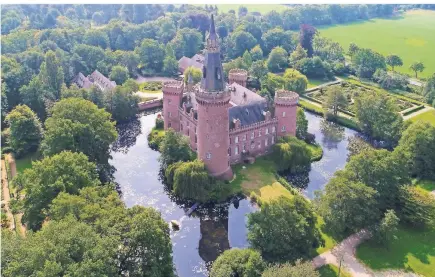  ?? KREBS FOTO: ANDREAS ?? Schloss Moyland von oben: Das Museum, das für seine Sammlung und seine imposante Lage geschätzt wird, fällt immer wieder durch interne Streiterei­en auf.