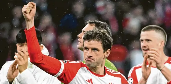  ?? Foto: Sven Hoppe, dpa ?? Sah doch gut aus: Thomas Müller und die Bayern zogen gegen Lazio Rom souverän ins Viertelfin­ale der Champions League ein.