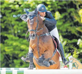  ?? ARCHIVFOTO: VOLKER STROHMAIER ?? Lokalmatad­or Thomas Fessler vertritt den Ausrichter RFV Bad Schussenri­ed in der Springprüf­ung der Klasse S mit Stechen am Sonntag.