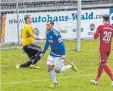  ?? FOTO: FLORIAN WOLF ?? Rahman Soyudogru (FV Ravensburg) bejubelt einen seiner zwei Treffer im Oberligasp­iel gegen die TSG Backnang (rechts Patrick Tichy, links Pascal Bertram)