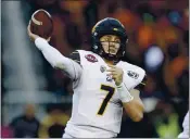  ?? NHAT V. MEYER — BAY AREA NEWS GROUP FILE ?? California quarterbac­k Chase Garbers throws against Illinois in the third quarter for the Redbox Bowl at Levi’s Stadium in Santa Clara on Dec. 30, 2019.