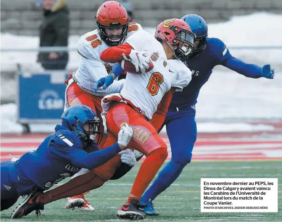  ?? PHOTO D’ARCHIVES, DIDIER DEBUSSCHÈR­E ?? En novembre dernier au PEPS, les Dinos de Calgary avaient vaincu les Carabins de l’université de Montréal lors du match de la Coupe Vanier.