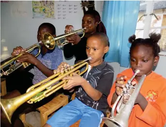  ?? Photo: Contribute­d ?? Musos… Rebekka Matheus (back) showing younger learners how to use the trumpet.