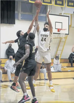  ?? JANE TYSKA — STAFF ARCHIVES ?? Bishop O’Dowd’s Jalen Lewis (24) shoots past Archbishop Mitty’s Michael Mitchell (1) and Nigel Burris (35) during their game at Bishop O’Dowd High School in Oakland on April 28. Lewis at age 16 is the youngest in U.S. to sign a profession­al contract.