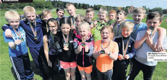  ?? 170518tria­thlon_004 ?? All cheers Broxburn PS pupils show off their medals