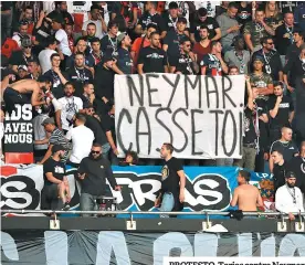  ??  ?? PROTESTO. Tarjas contra Neymar