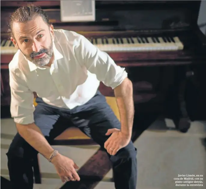  ?? JOSÉ RAMÓN LADRA ?? Javier Limón, en su casa de Madrid, con su piano antiguo detrás, durante la entrevista