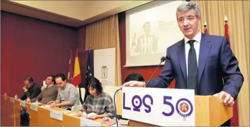  ??  ?? DEBATE. La Peña de Los 50 organizó esta mesa redonda sobre el cambio de estadio.