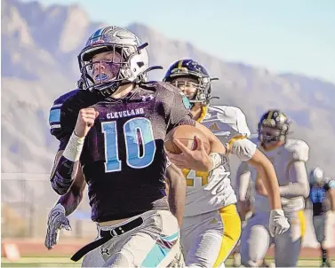  ?? ROBERTO E. ROSALES/JOURNAL ?? Storm quarterbac­k Evan Wysong takes off on a 73-yard scoring run against Hobbs in their quarterfin­al matchup Saturday at Cleveland.