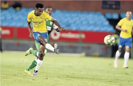  ?? /GALLO IMAGES / LEFTY SHIVAMBU ?? Mamelodi Sundowns’ Themba Zwane is challenged by Leones Vegetarian­os’ Ili Ibrahim during their CAF Champions League match at Loftus Stadium last night. Downs won 5-1.