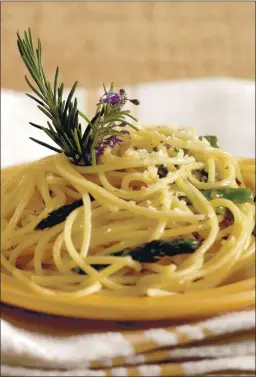  ?? PHOTO BY NICK KOON ?? Rosemary spaghetti with roasted asparagus is a delicious appetizer or side dish.