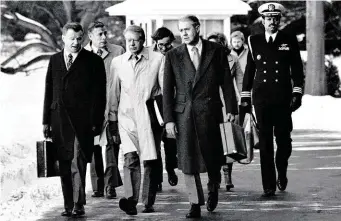  ?? Na snímku z roku 1979 kráčí zleva hlavní bezpečnost­ní poradce Bílého domu Zbigniew Brzezinski, prezident Jimmy Carter a šéf diplomacie Cyrus Vance. Brzezinski a Vance se rozcházeli v názorech a soupeřili spolu o vliv. FOTO AP ?? Prezidento­vi muži.
