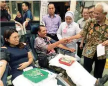  ?? BERNAMAPIX ?? Johor Baru MP Tan Sri Shahrir Abdul Samad meets blood donors during a blood and organ donation campaign at Plaza Sentosa last month.