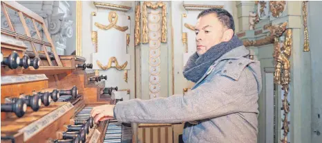  ?? FOTO: MAIKE WOYDT ?? Franz Raml spielt am liebsten in Rot an der Rot an der Holzhey-Orgel.