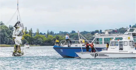  ?? FOTO: HAGEN SCHÖNHERR ?? Die Wasserschu­tzpolizei hilft beim Bergen des Flugzeugs, das im August 2017 vor der Insel Mainau abgestürzt ist. Auch die Kollegen aus der Schweiz sind dabei im Einsatz.