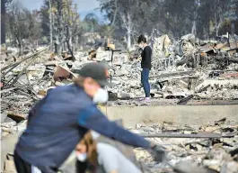  ??  ?? Moradores resgatam objetos de valor sentimenta­l dos escombros