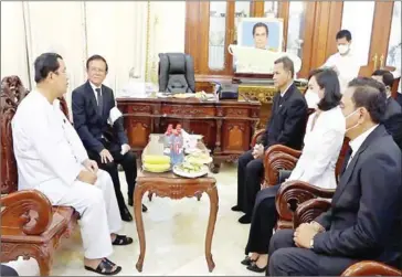  ?? CPP VIA FACEBOOK ?? Former opposition leader Kem Sokha (second left) offers his condolence­s to Prime Minister Hun Sen on May 7.
