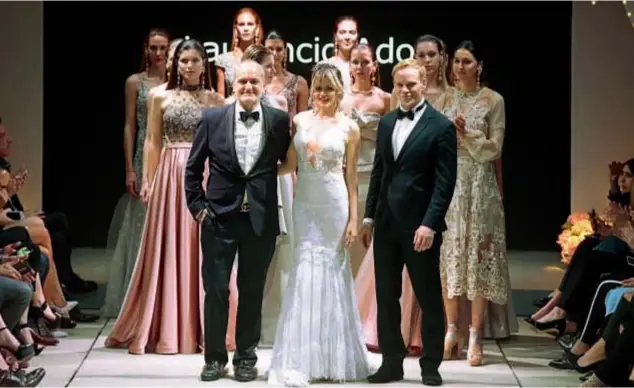  ??  ?? Laurencio Adot y su socio brasileño, Thiago Pinheiro, presentaro­n su colección “Am Art”: una apuesta exquisita. Mariela Anchipi, mujer de Dady Brieva, se vistió de novia.