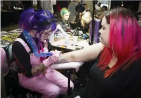  ?? FOTO: HELSINKI INK ?? Om en dryg vecka ordnas en tatuerings­mässa i Kabelfabri­ken i Helsingfor­s. Omkring tusen besökare väntas, och arrangörer­na försäkrar att mässan är trygg ur smittskydd­ssynpunkt.