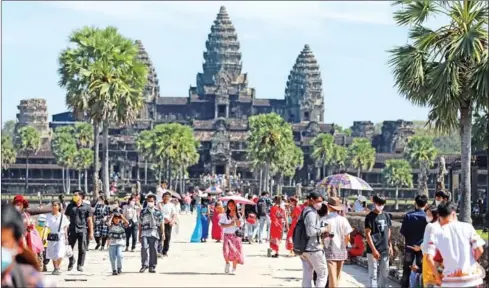  ?? HONG MENEA ?? Local and internatio­nal tourists visit Angkor Wat Temple in January last year.