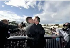  ??  ?? Bruno et Vincent se sont mariés le 29 mai 2013, à Montpellie­r, douze jours après la promulgati­on de la loi sur le mariage pour tous.