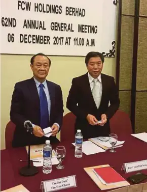  ?? CHING
PIC BY OOI TEE ?? FCW Holdings Bhd chairman Tan Sri Tan Hua Choon (left) and executive director Anderson Thor Poh Seng at the company’s shareholde­r meeting in Kuala Lumpur yesterday.