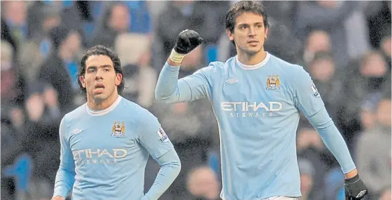  ?? REUTERS ?? Compañeros. En la experienci­a inglesa de ambos, Tevez y Santa Cruz fueron compañeros en Manchester City y allí se hicieron muy amigos.