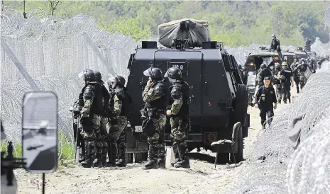  ?? Foto: AP ?? Na hranici Makedonské síly střeží hranici s Řeckem, odkud donedávna proudily davy migrantů dál do Evropy. Makedoncům pomáhají i čeští policisté. Společná pohraniční stráž, kterou nyní chystá EU, posílí ochranu evropských hranic už na moři.