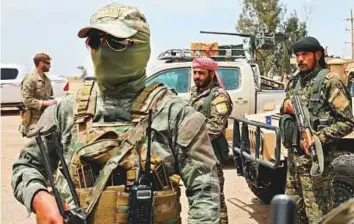  ?? AFP ?? Members of the Syrian Democratic Forces and US soldiers gather at the Al Tanak oil field as they prepare to relaunch a military campaign against Daesh yesterday.