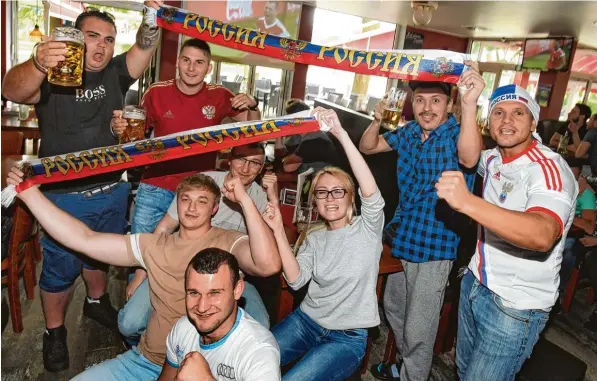  ?? Fotos (2): Ulrich Wagner ?? Grund zum Jubeln: Russlandde­utsche Fans feiern im Augsburger Univiertel den 5:0 Sieg der russischen Fußballman­nschaft gegen Saudi Arabien.