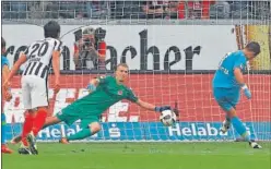  ??  ?? LANZADOR. Chicharito, tirando contra el Eintracht.