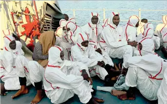  ??  ?? Migranti africani all’arrivo nel porto di Tripoli dopo che la loro imbarcazio­ne è stata soccorsa davanti alla costa di Garabulli, in Libia
