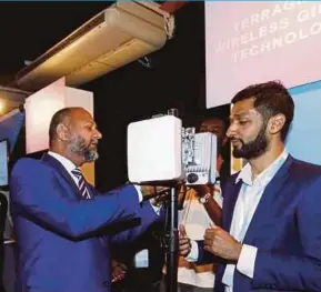  ?? PIC BY RAMDZAN MASIAM ?? Communicat­ions and Multimedia Minister Gobind Singh Deo (left) checking out the Terragraph node device at the launch of Asia’s first large-scale Terragraph in George Town, Penang, yesterday.